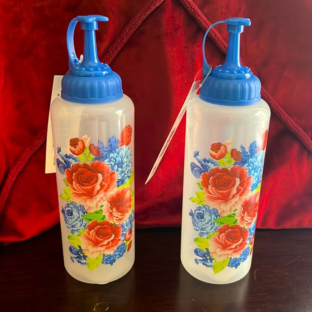Pioneer woman squeeze bottles